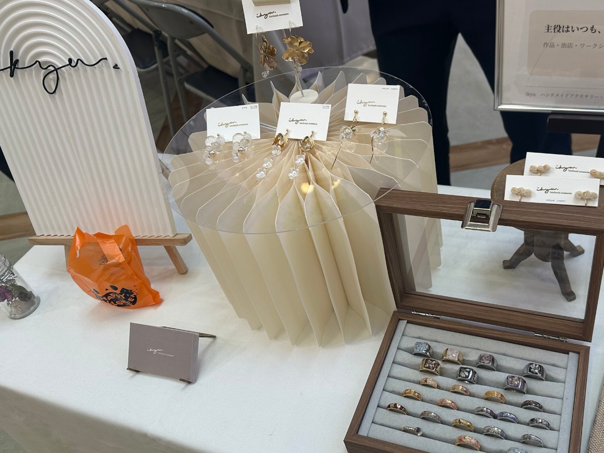 ikyuのアクセサリーの展示。花を閉じ込めたリングや、イヤリングが並ぶ