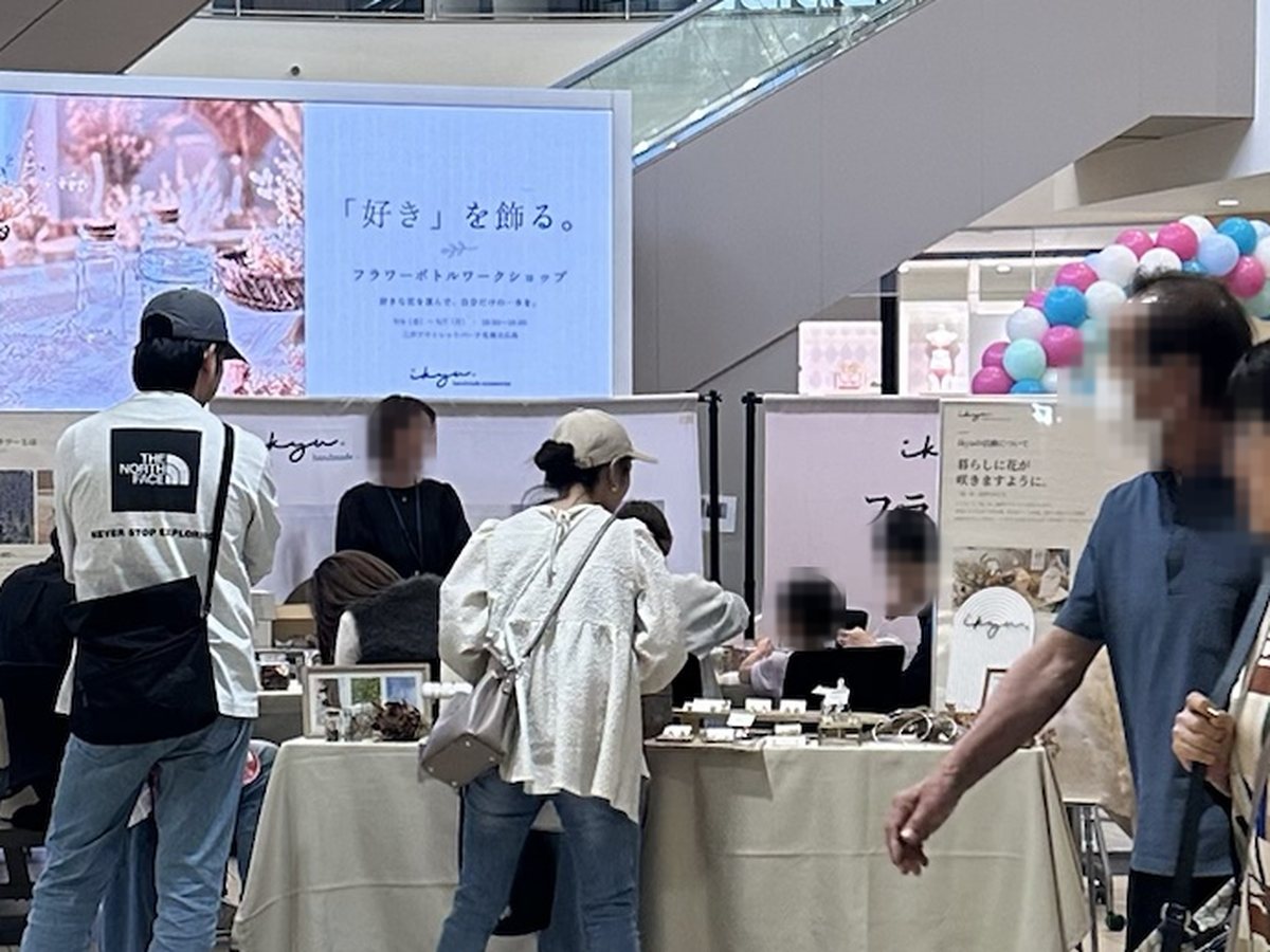 エルフィンコートの会場全景。「好き」を飾る。のサイネージとワークショップブースの前を、買い物中のお客様が行き交う