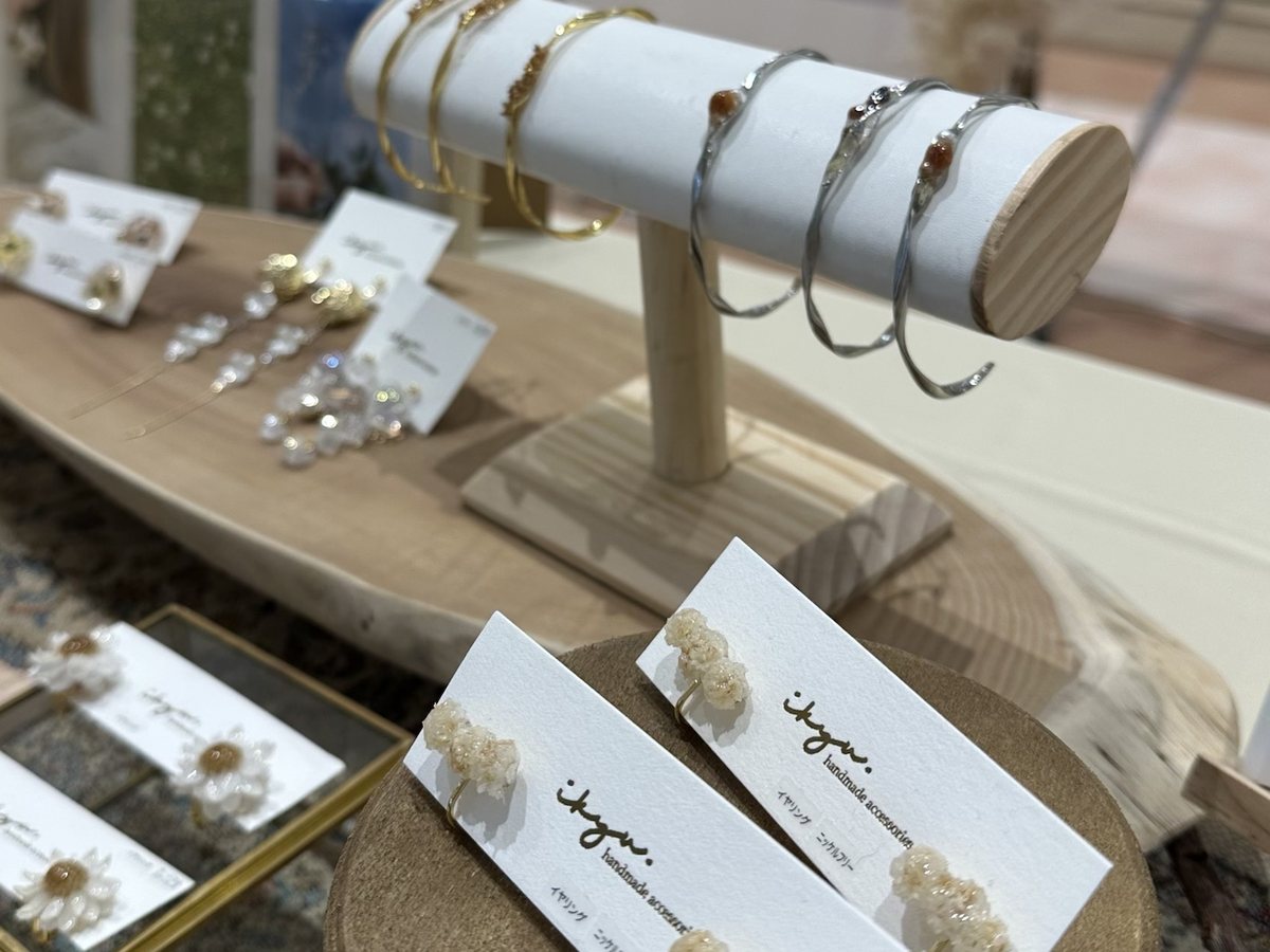 ikyuのアクセサリー展示。バングルスタンドと、ドライフラワーをあしらったイヤリングのカード
